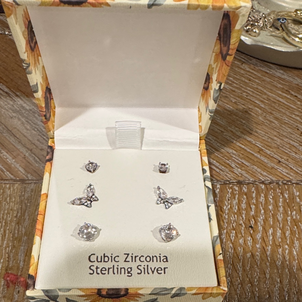 Set Of Stud Earrings 16$
